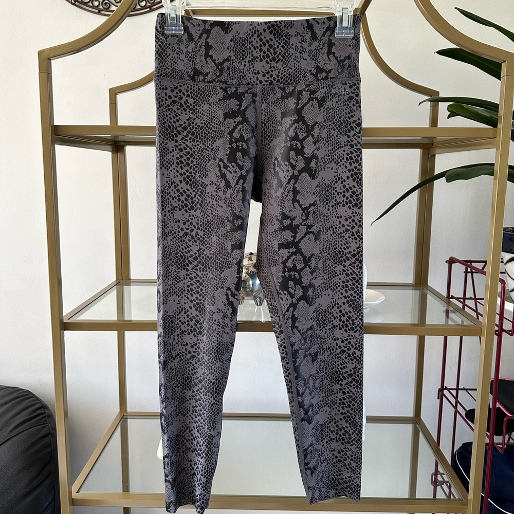 AR-33 leggings